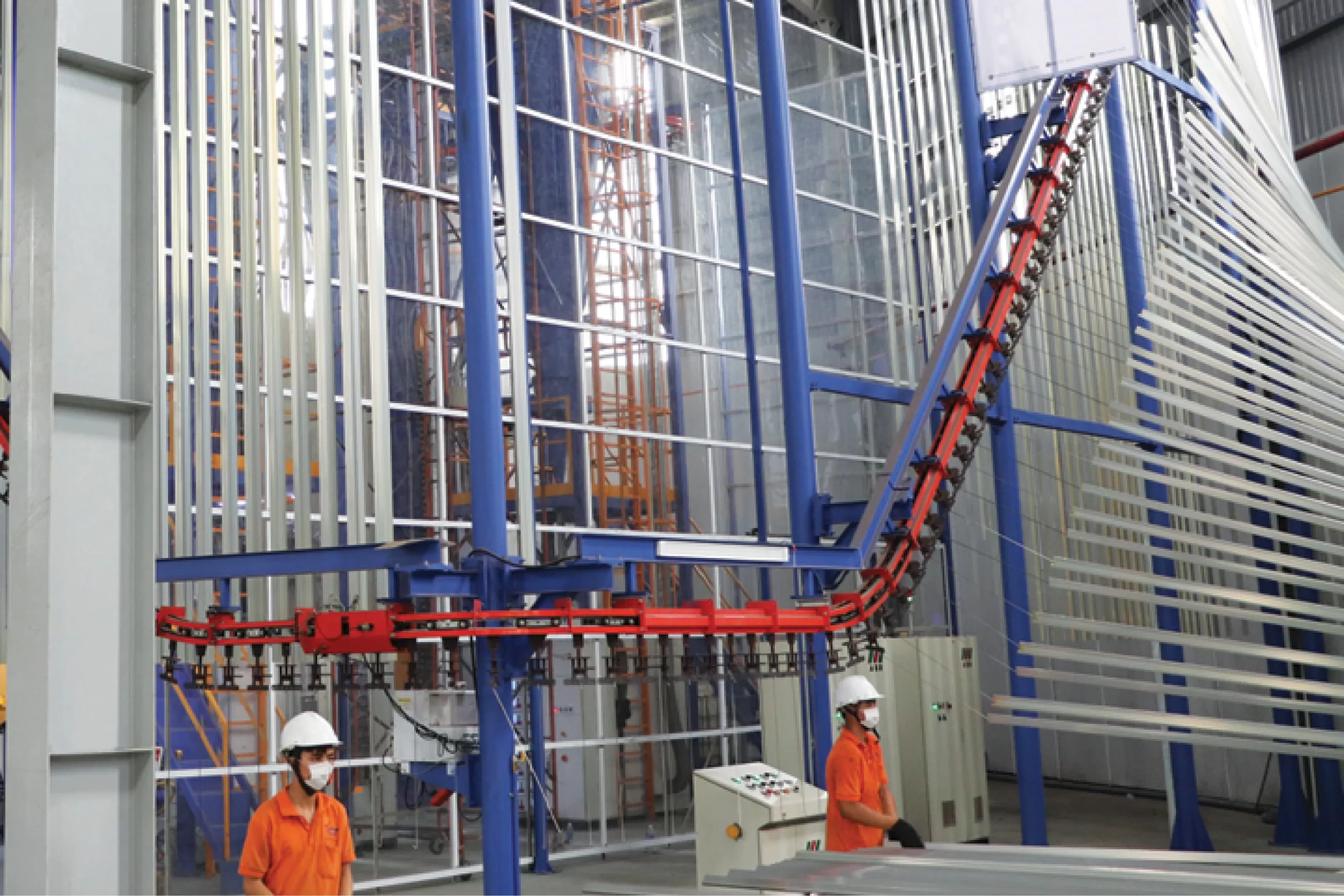 Hình ảnh dây chuyền sơn tĩnh điện tại Nhà máy Nhôm Cầu Thịnh với quy trình: treo hàng, tiền xử lý, sấy khô, phủ sơn tĩnh điện, lưu hóa sơn và cho ra thành phẩm nhôm hoàn thiện.