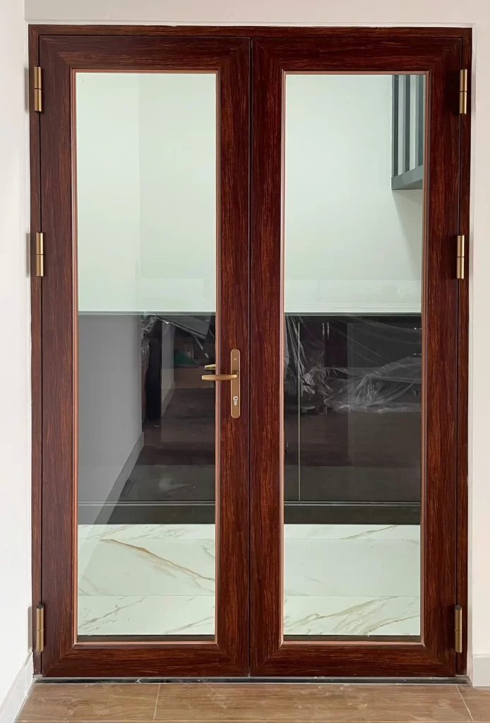 Cửa nhôm vân gỗ 2 cánh kính lắp đặt hoàn thiện trong nhà ở hiện đại