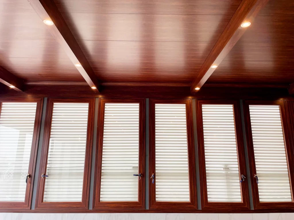 Kết hợp nhôm mái lợp vân gỗ ốp trần và hệ cửa sổ nhôm vân gỗ trong không gian nội thất