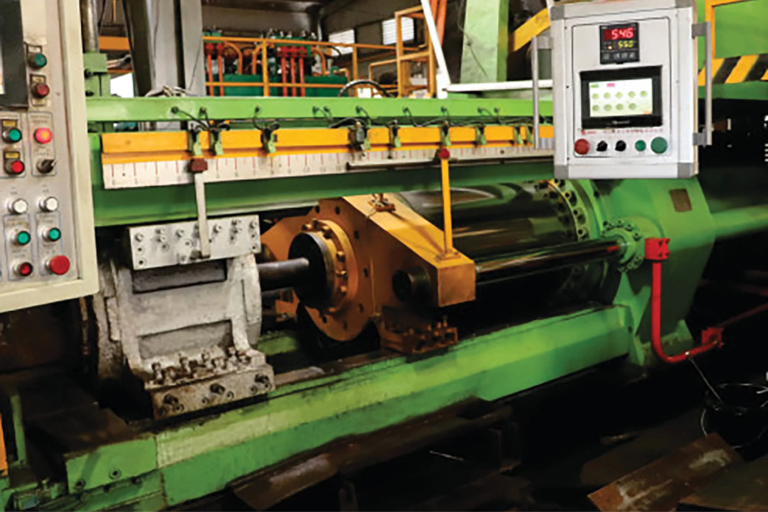 Hình ảnh máy đùn ép nhôm tại Nhà máy Nhôm Cầu Thịnh, dùng để ép nhôm thành thanh profile theo khuôn định hình.