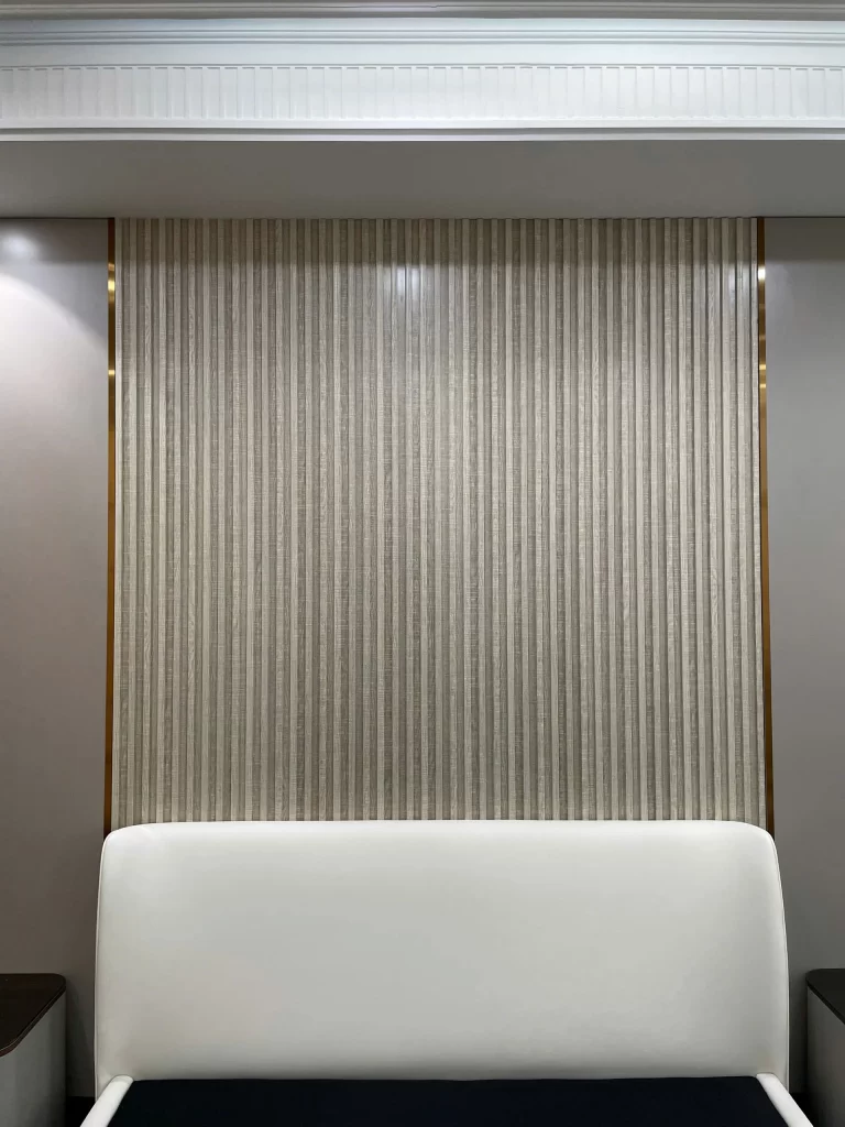 Nhôm mái lợp vân gỗ dùng để trang trí đầu giường phòng ngủ hiện đại