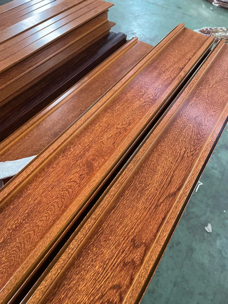 Nhôm thanh định phủ film vân gỗ xếp chồng trong xưởng sản xuất