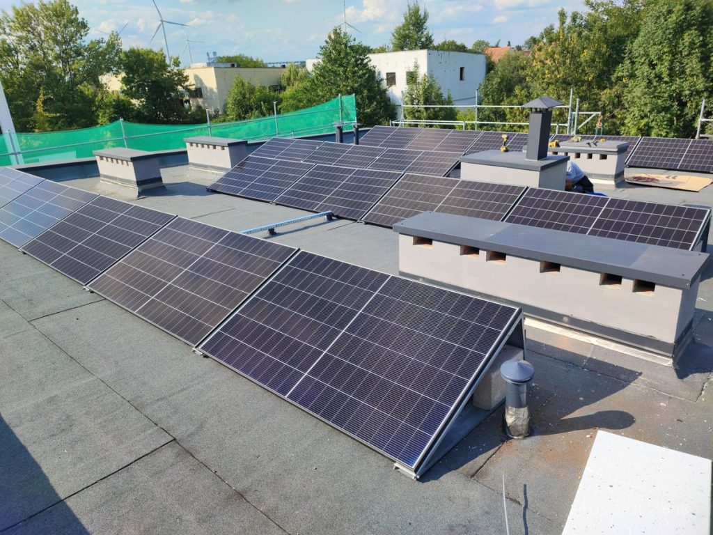 hình ảnh Nhôm ứng dụng trong việc làm khung pin năng lượng mặt trời