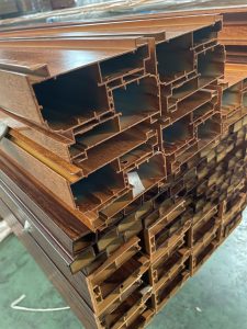 Hình ảnh mặt cắt của nhôm vân gỗ cao cấp được sản xuất bởi nhôm Cầu Thịnh. Cho thấy ưu điểm tuyệt đối so với gỗ thông thường