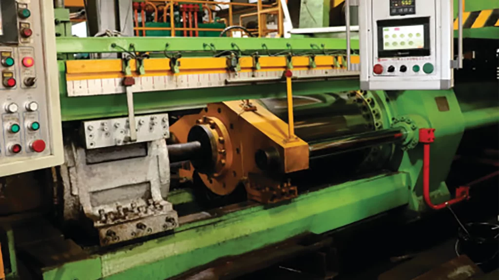 Máy đùn ép nhôm thanh định hình tại nhà máy Nhôm Cầu Thịnh với hệ thống điều khiển và xy-lanh thủy lực vận hành công suất lớn.