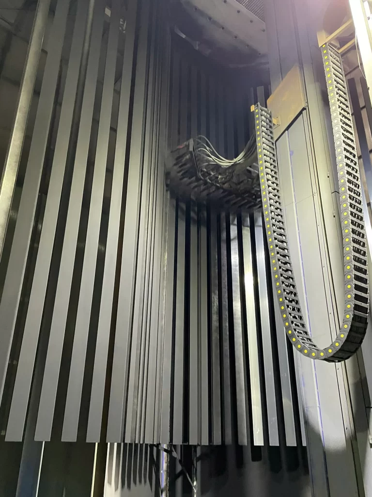 Buồng 1 phun sơn tĩnh điện Gema Thụy Sỹ với 30 súng phun tự động đang sơn thanh nhôm tại dây chuyền sơn đứng Nhôm Cầu Thịnh.