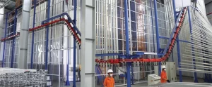 Dây chuyền sơn tĩnh điện dạng đứng với hệ thống treo tự động và công nhân vận hành tại nhà máy Nhôm Cầu Thịnh.
