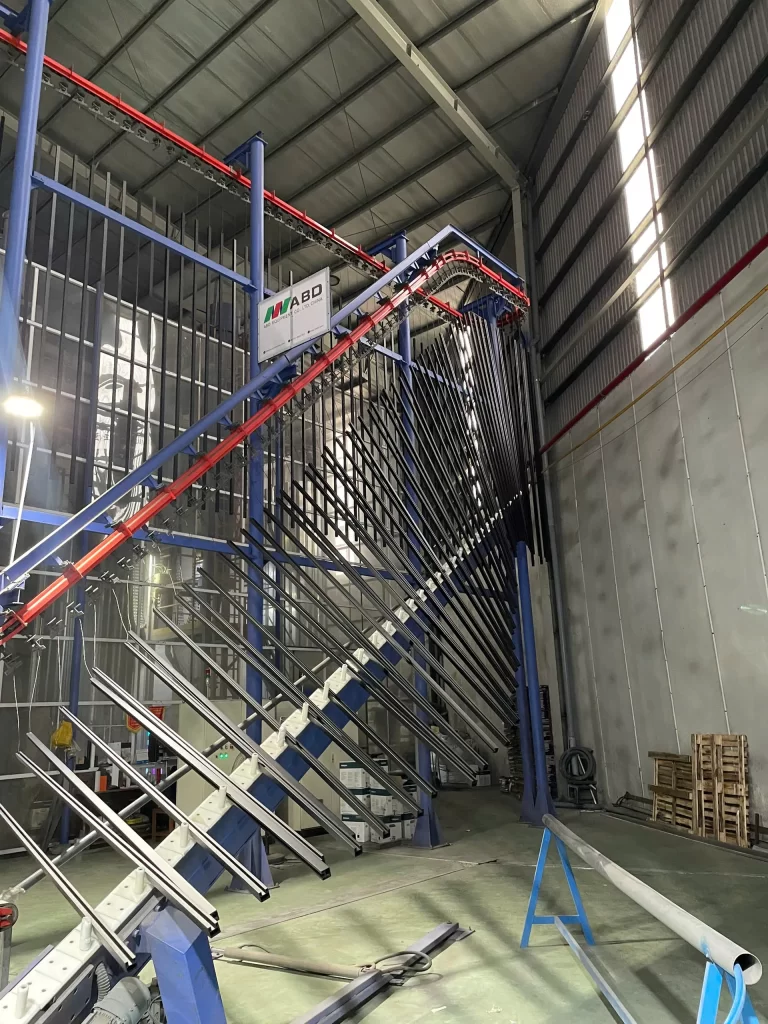 Dây chuyền sơn tĩnh điện đứng với hệ thống treo nhôm tự động chạy trên băng tải tại nhà máy Nhôm Cầu Thịnh.