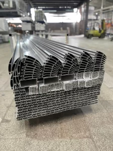 Thanh nhôm công nghiệp Nhôm Cầu Thịnh xếp chồng trong kho nhà máy với mặt cắt định hình đều nhau.