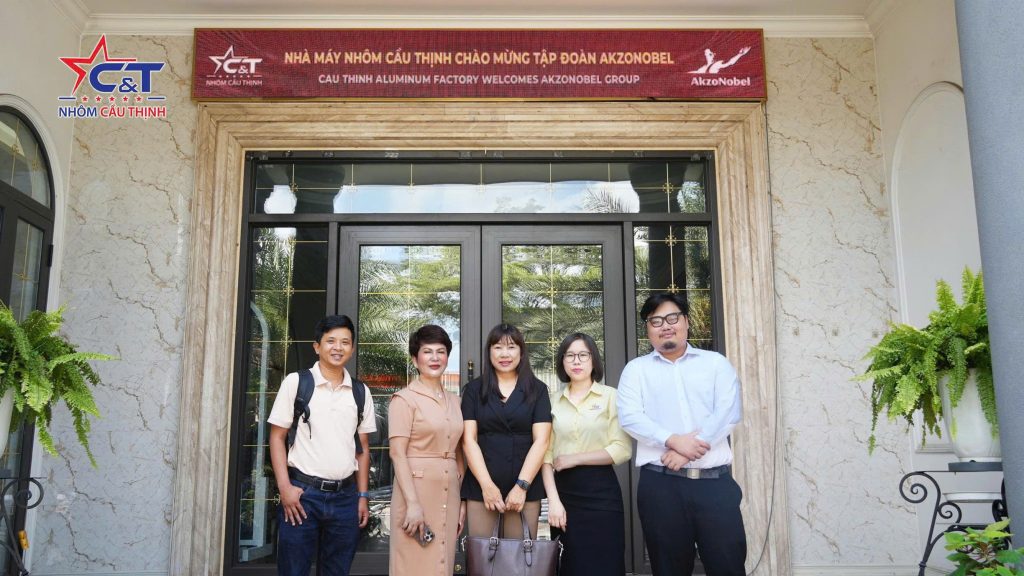 Đoàn AkzoNobel tham quan nhà máy Nhôm Cầu Thịnh trước lễ trao chứng nhận AAMA 2605